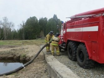 Забор воды из водоема пожарной машиной