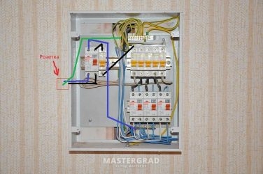 Как подключить розетку к автомату в щитке?