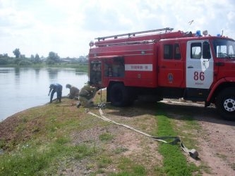 Забор воды из водоема пожарной машиной