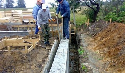 Снятие опалубки после заливки фундамента