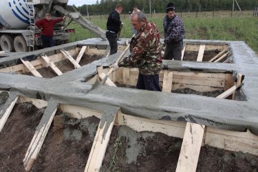 Сколько должна стоять опалубка после заливки фундамента?