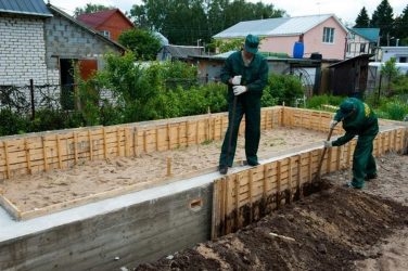 Снятие опалубки после заливки фундамента