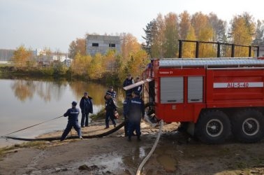 Забор воды из водоема пожарной машиной