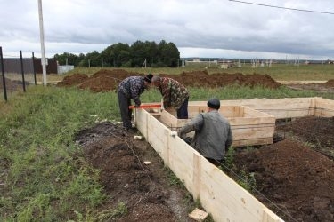 Как поставить опалубку на неровной поверхности?