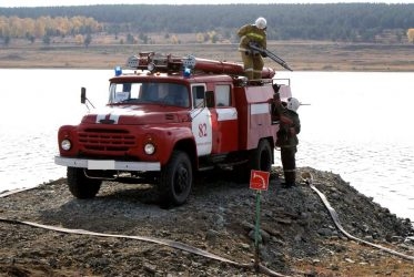 Забор воды из водоема пожарной машиной